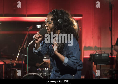 NAO se produit en direct sur scène lors du future Festival de radio 1 aux studios Maida Vale, Londres, le 19 janvier 2016. Banque D'Images