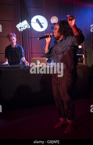 NAO rejoint Mura Masa en direct lors du future Festival de radio 1 aux studios Maida Vale, Londres, le 19 janvier 2016. Banque D'Images