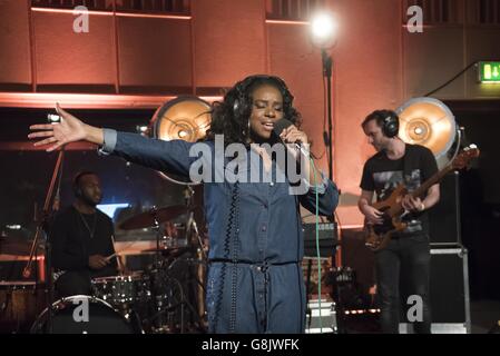 NAO se produit en direct sur scène lors du future Festival de radio 1 aux studios Maida Vale, Londres, le 19 janvier 2016. Banque D'Images