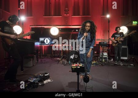 Festival du futur de radio 1.NAO se produit en direct sur scène lors du future Festival de radio 1 aux studios Maida Vale, Londres, le 19 janvier 2016. Banque D'Images