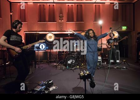 NAO se produit en direct sur scène lors du future Festival de radio 1 aux studios Maida Vale, Londres, le 19 janvier 2016. Banque D'Images