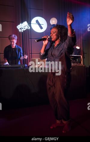 NAO rejoint Mura Masa en direct lors du future Festival de radio 1 aux studios Maida Vale, Londres, le 19 janvier 2016. Banque D'Images