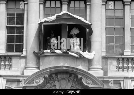 Le roi George V et la reine Mary, pays de Galles. Le roi George V et la reine Mary pendant leur vibiste au pays de Galles. Banque D'Images