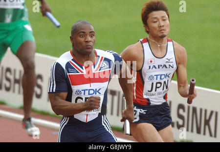 Athlétisme - Championnats du monde d'athlétisme de l'IAAF - Helsinki 2005 - Stade olympique.Mark Lewis Francis (L), en Grande-Bretagne, joue la dernière partie du relais 4x100 pour mettre son équipe en finale. Banque D'Images