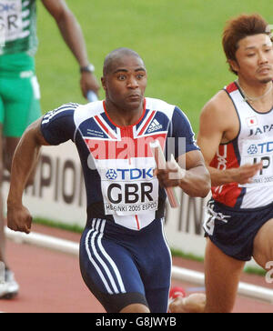 Mark Lewis Francis, en Grande-Bretagne, exécute la dernière partie du relais 4x100 pour mettre son équipe en finale. Banque D'Images