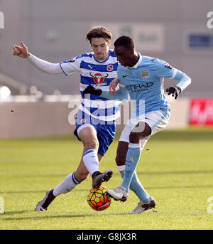 Andreij Novokovich, de Reading, lutte pour le ballon avec celui de Manchester City Rodney Kongolo (à droite) Banque D'Images