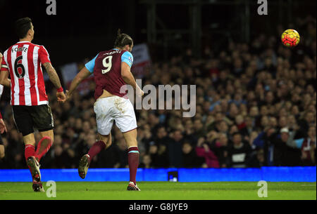 West Ham United v Southampton - Barclays Premier League - Upton Park.Andy Carroll, de West Ham United, marque le deuxième but de son équipe lors du match de la Barclays Premier League à Upton Park, Londres. Banque D'Images