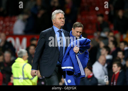 Guus Hiddink, directeur intérimaire de Chelsea, et Steve Holland, son assistant, quittent la ligne de contact après le coup de sifflet final lors du match de la Barclays Premier League à Old Trafford, Manchester. Banque D'Images