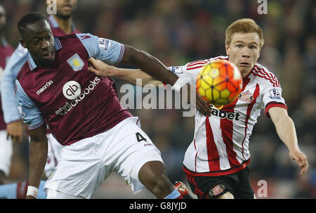 Duncan Watmore de Sunderland (à droite) et Aly Cissokho de Aston Villa se battent pour le ballon lors du match de la Barclays Premier League au stade de Light, Sunderland. Banque D'Images