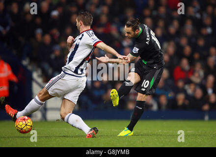 Marko Arnautovic (à droite) de Stoke City prend de l'envergure lors du match de la Barclays Premier League aux Hawthorns, West Bromwich. Banque D'Images