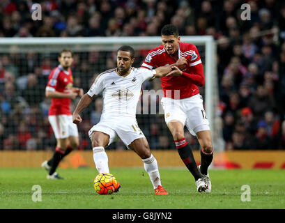 Wayne Routledge de Swansea City (à gauche) et Chris Smalling de Manchester United pour le match de la Barclays Premier League à Old Trafford, Manchester. Banque D'Images