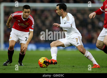 Manchester United / Swansea City - Barclays Premier League - Old Trafford.Leon Britton de Swansea City et Ander Herrera de Manchester United Banque D'Images