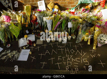 Des hommages et des messages floraux continuent d'arriver, près de l'endroit de Huyton, à Liverpool, où l'adolescent Anthony Walker a été assassiné vendredi soir. Une chasse internationale était en cours aujourd'hui pour le frère d'un footballeur de Premiership recherché dans le cadre du meurtre raciste d'un adolescent noir. Michael Barton, frère de Joey, milieu de terrain de Manchester City, aurait fui à Amsterdam. Les détectives veulent parler à l'homme de 18 ans au sujet de la mort d'Anthony Walker, 18 ans, qui a été attaqué avec une hache à Huyton, Merseyside. Banque D'Images