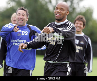 Alain Boumsong (R) de Newcastle United avec l'entraîneur Dean Saunders. Banque D'Images