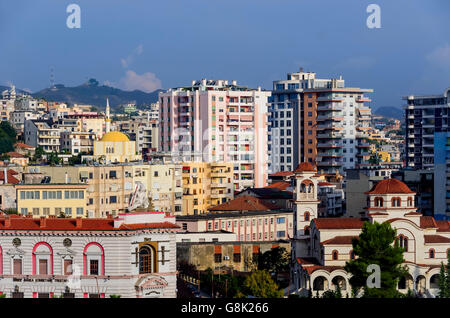 Durres Albanie skyline affiche ancienne et moderne, les bâtiments et l'architecture. Banque D'Images