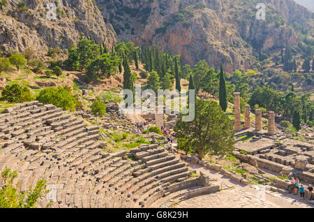 Théâtre Delphi avec le temple d'Apollon à droite au site archéologique de Delphes, Grèce Banque D'Images