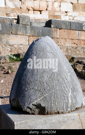 Nombril de la terre pierre Omphalos sacré placé au centre de la terre, site archéologique de Delphes, Grèce Banque D'Images