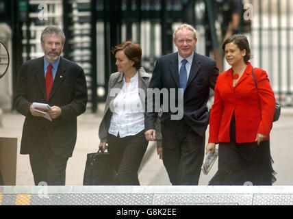 (À partir de la gauche) le chef Sinn Fein, Gerry Adams, membre de l'Assemblée, Caitriona Ruane, le négociateur en chef, Martin McGuinness, et la présidente du Parti, Mary Lou McDonald arrivent au 10 Downing Street.Le dirigeant de Sinn Fein devait avoir des entretiens avec le Premier ministre britannique Tony Blair au sujet du processus de paix en cours en Irlande du Nord. Banque D'Images