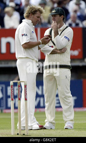 Le capitaine de l'Australie, Ricky Ponting (R), s'entretient avec Shane Warne. Banque D'Images