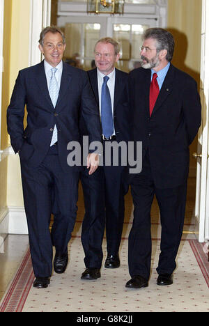 Le premier ministre britannique Tony Blair (L) rencontre le chef de file de Sinn Fein Gerry Adams (R) et le négociateur en chef Martin McGuinness en 10, Downing Street.Les représentants de Sinn Fein et le dirigeant du Parti unioniste démocratique Ian Paisley ont rencontré Blair aujourd'hui pour des pourparlers à la suite d'un engagement de l'IRA à désarmer. Banque D'Images