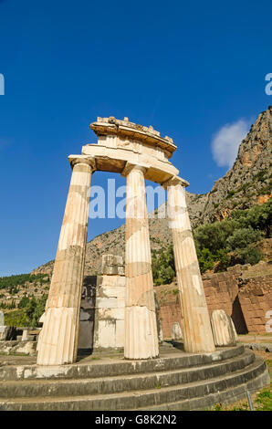 Le Tholos bâtiment circulaire au sanctuaire d'Athéna Pronaia Delphes Grèce Banque D'Images