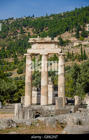 Le Tholos bâtiment circulaire au sanctuaire d'Athéna Pronaia Delphes Grèce Banque D'Images