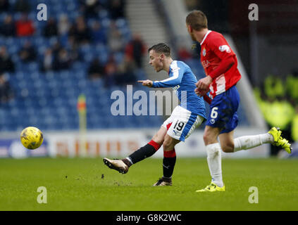 Rangers contre Cowdenbeath - coupe écossaise quatrième tour - Ibrox.Barrie McKay (à gauche) des Rangers et Dean Brett de Cowdenbeath se battent pour le ballon lors de la coupe écossaise, quatrième tour de match à Ibrox, Glasgow. Banque D'Images