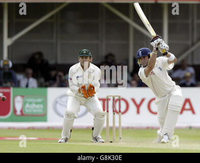 Kevin Pietersen, en Angleterre, conduit Shane Warne en Australie pour une frontière, sous la surveillance d'Adam Gilchrist. Banque D'Images