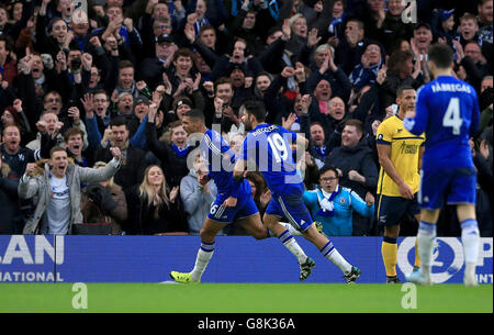 Ruben Loftus-cheek de Chelsea (à gauche) célèbre son deuxième but du match lors de l'Emirates FA Cup, troisième match au Stamford Bridge, Londres. Banque D'Images