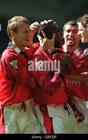 Andy Cole de Manchester United (deuxième à gauche) est félicité par ses coéquipiers David Beckham (à droite), Teddy Sheringham (à gauche) et Roy Keane (deuxième à droite) pour son premier but Banque D'Images