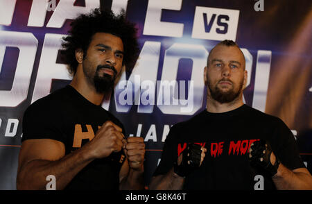 David Haye et Mark de Mori pendant une tête à tête après la conférence de presse à l'O2, Londres. Banque D'Images