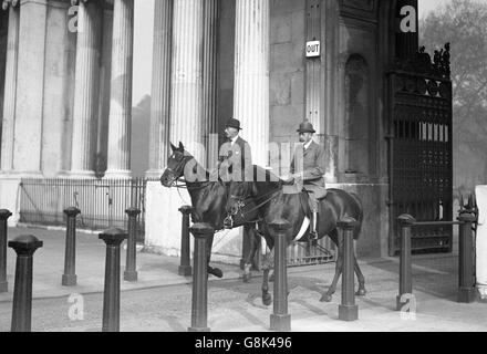 Le roi George V quitte Hyde Park après sa promenade dans The Row. Banque D'Images