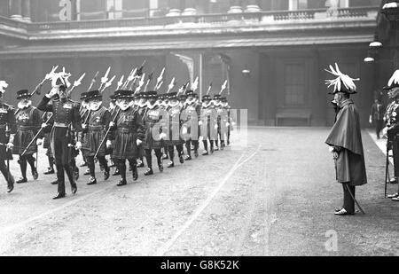 Le roi George V inspecte la Yeoman de la Garde avant l'ouverture du Parlement par l'État. Banque D'Images