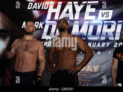 David Haye / Mark de Mori - Weigh-In - Cineworld à l'O2.David Haye et Mark de Mori pendant la pesée à Cineworld à l'O2, Londres. Banque D'Images