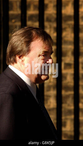 Le vice-premier ministre John Prescott quitte Downing Street pour accueillir une réunion de sécurité. M. Prescott a souligné son statut de stand-in de vacances de Tony Blair lorsqu'il est arrivé à Downing Street pour accueillir la réunion aujourd'hui. L'arrivée très médiatée a suivi les suggestions du secrétaire au travail et aux pensions David Blunkett, selon lesquelles il aiderait M. Prescott à prendre les "décisions nécessaires" sur la lutte contre le terrorisme alors que le premier ministre M. Blair était absent. Banque D'Images