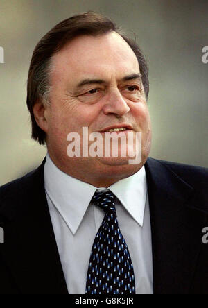 Le vice-premier ministre John Prescott quitte Downing Street pour accueillir une réunion de sécurité. M. Prescott a souligné son statut de stand-in de vacances de Tony Blair lorsqu'il est arrivé à Downing Street pour accueillir la réunion aujourd'hui. L'arrivée très médiatée a suivi les suggestions du secrétaire au travail et aux pensions David Blunkett, selon lesquelles il aiderait M. Prescott à prendre les "décisions nécessaires" sur la lutte contre le terrorisme alors que le premier ministre M. Blair était absent. Banque D'Images