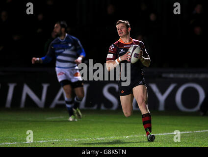 Newport Gsent Dragons Hallam Amos passe par la défense de Castres Olympique pour marquer un essai lors de la coupe d'Europe défi, billard deux matchs à Rodney Parade, Newport. Banque D'Images