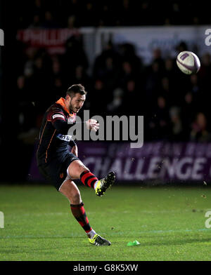 Newport Gvent Dragons Jason Tovey a obtenu une conversion d'essai lors de la coupe du défi européen, le match de billard deux à Rodney Parade, Newport. Banque D'Images