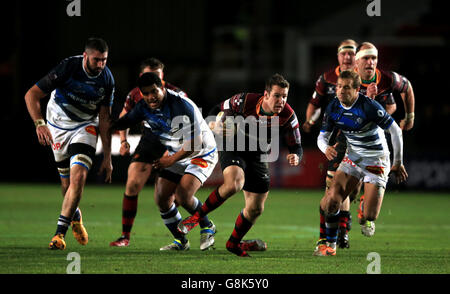 Newport Gkent Dragons Adam Warren court à travers la défense de Castres Olympique pendant la coupe d'Europe défi, pool deux match à Rodney Parade, Newport. Banque D'Images