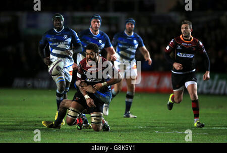 Newport Gwent Dragons Taulupe Faletau est pris par la défense olympique de Castres lors de la coupe européenne de défi, le pool deux match à Rodney Parade, Newport. Banque D'Images