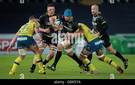 Ospreys v ASM Clermont Auvergne - European Champions Cup - Pool Two - Liberty Stadium.Les ospreys Justin Tipuric sont affrontés par Fritz Lee de Clermont lors de la coupe des champions d'Europe, en équipe deux au Liberty Stadium, à Swansea. Banque D'Images