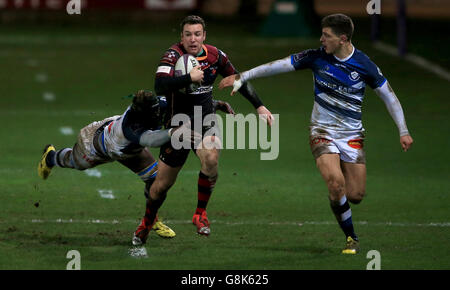 Newport Gkent Dragons Adam Warren court à travers la défense de Castres Olympique pendant la coupe d'Europe défi, pool deux match à Rodney Parade, Newport. Banque D'Images