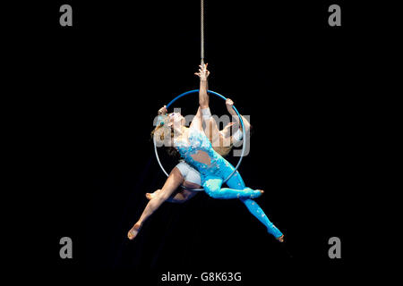 Des artistes lors d'une répétition du nouveau spectacle Amaluna du Cirque du Soleil au Royal Albert Hall de Londres. Banque D'Images