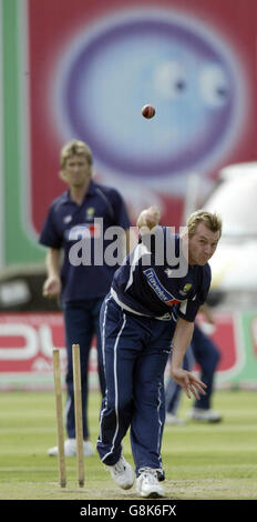 Brett Lee d'Australie ayant un bol d'entraînement après une blessure au genou, avec Glenn McGrath (L). Banque D'Images