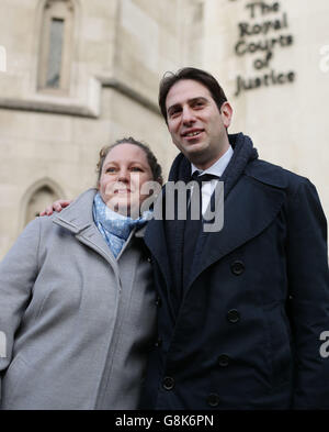 Rebecca Steinfeld et Charles Keidan devant les cours royales de justice de Londres, où ils soutiennent que la position du gouvernement sur les partenariats civils est « incompatible avec la loi sur l'égalité » pour les couples hétérosexuels qui veulent conclure un partenariat civil plutôt que de se marier. Banque D'Images