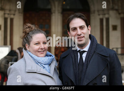 Rebecca Steinfeld et Charles Keidan devant les cours royales de justice de Londres, où ils soutiennent que la position du gouvernement sur les partenariats civils est « incompatible avec la loi sur l'égalité » pour les couples hétérosexuels qui veulent conclure un partenariat civil plutôt que de se marier. Banque D'Images