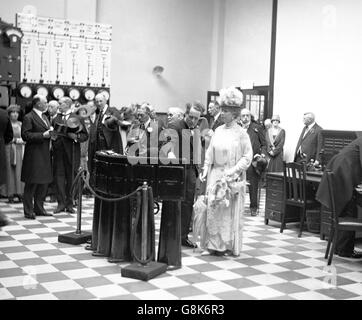 Le roi George V, accompagné de la reine Mary, ouvre la nouvelle centrale électrique Barking. Banque D'Images