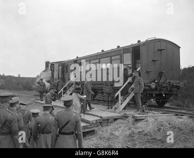 La reine Mary, suivie du roi George V, embarquant dans la forêt de Woolmer lors d'une visite à Aldershot. Banque D'Images