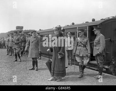 Le roi George V et la reine Mary arrivent à Woolmer Forest lors d'une visite à Aldershot. Banque D'Images