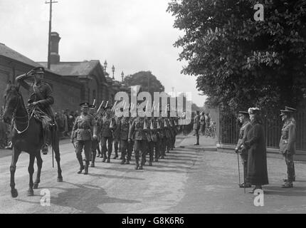 Les gardes écossais défilent devant le roi George V et la reine Mary, lors d'une visite royale à Aldershot. Banque D'Images